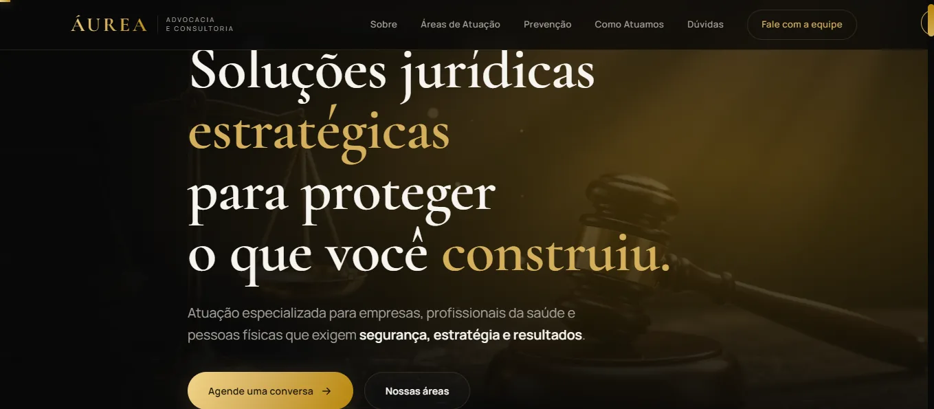 Home do site Áurea Advocacia com o título Soluções jurídicas estratégicas para proteger o que você construiu